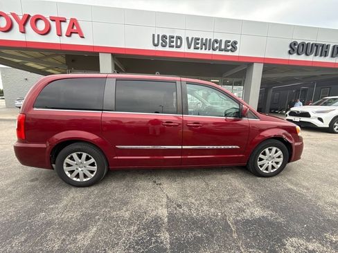 Used 2016 Chrysler Town & Country Touring FWD image 2