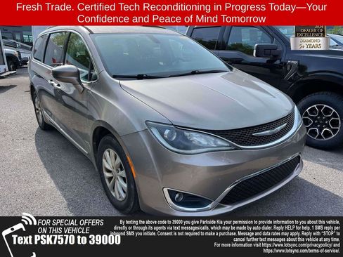 Used 2017 Chrysler Pacifica Touring-L FWD image 1