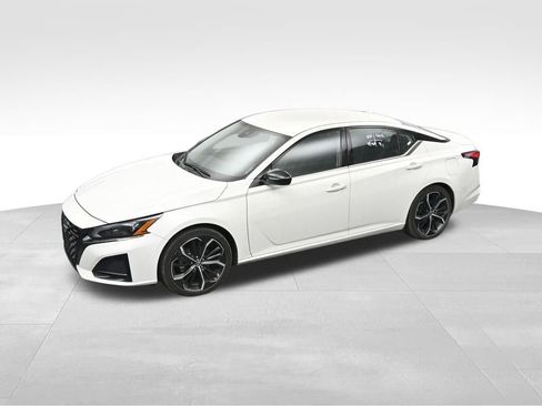 Used 2024 Nissan Altima 2.5 SR image 18