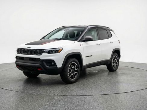 Used 2025 Jeep Compass Trailhawk AWD/4WD image 3