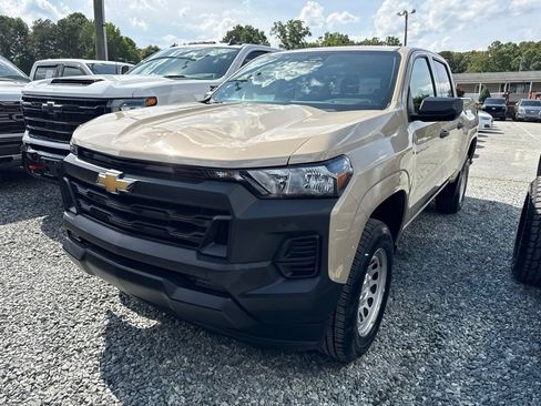 Used 2024 Chevrolet Colorado W/T RWD image 1