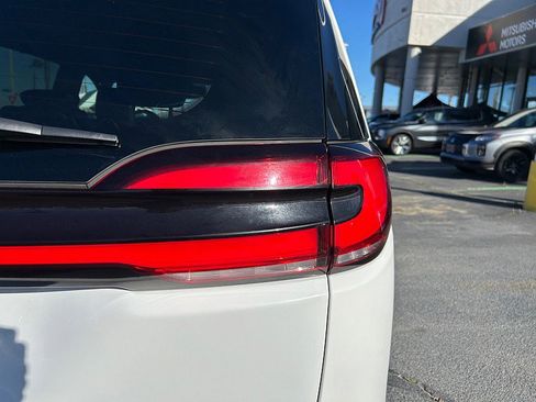 Used 2022 Chrysler Pacifica Touring-L image 16