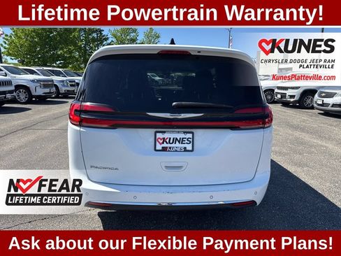 Used 2023 Chrysler Pacifica Touring-L FWD image 5