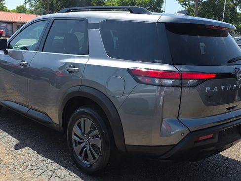 Used 2022 Nissan Pathfinder SV AWD/4WD image 5