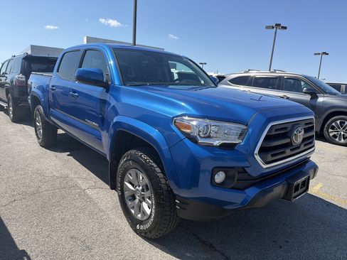 Certified 2018 Toyota Tacoma SR5 AWD/4WD image 2