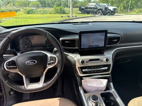 Used 2022 Ford Explorer XLT w/ Equipment Group 202A RWD image 12
