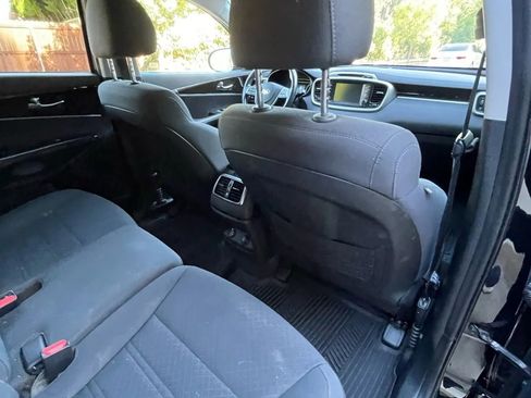Used 2019 Kia Sorento LX w/ LX Convenience Package image 30