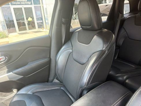 Used 2018 Jeep Cherokee Latitude Plus AWD/4WD image 17