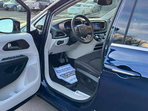 Used 2018 Chrysler Pacifica Touring Plus image 6