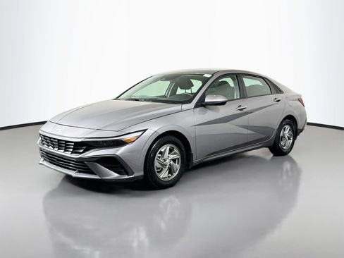Used 2025 Hyundai Elantra SE FWD image 4