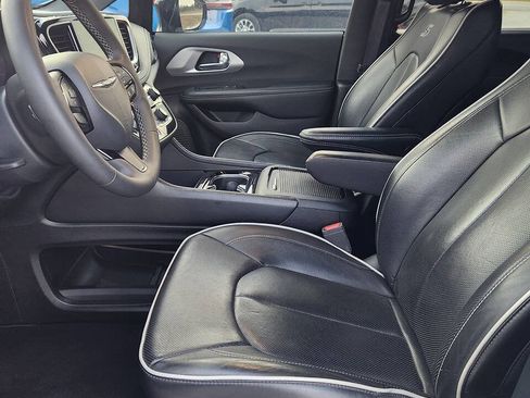 Used 2025 Chrysler Pacifica Limited FWD image 10