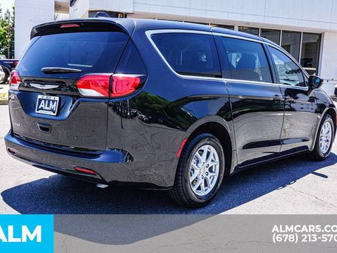 Used 2023 Chrysler Voyager LX FWD image 5