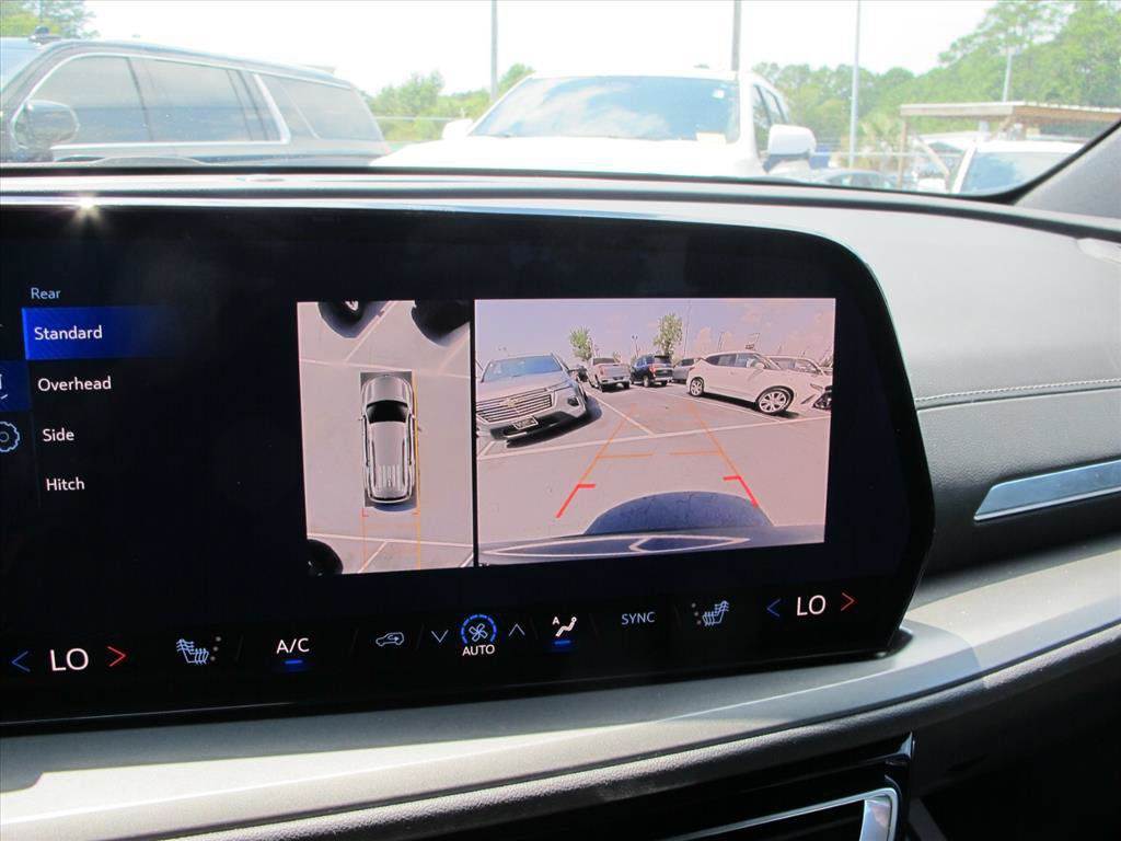 Used 2024 Chevrolet Traverse LT w/ Trailering Package FWD image 13