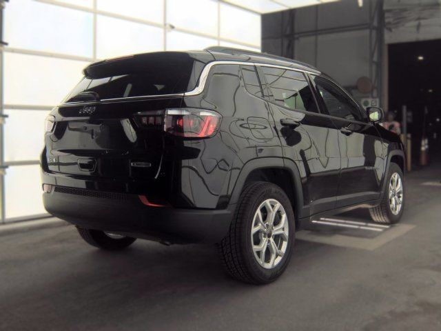 Used 2025 Jeep Compass Latitude AWD/4WD image 4