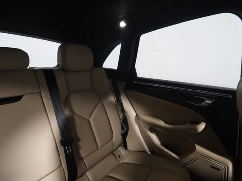 Used 2023 Porsche Macan image 15