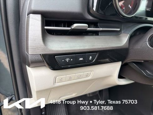 Used 2024 Kia Carnival EX FWD image 16