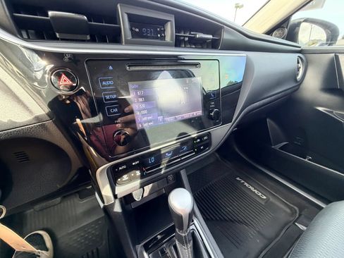 Used 2018 Toyota Corolla LE FWD image 16