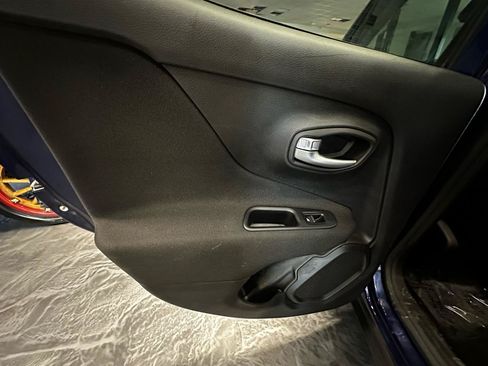 Used 2019 Jeep Renegade Latitude w/ Cold Weather Group AWD/4WD image 15