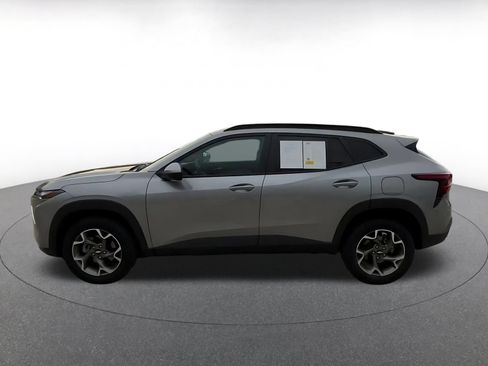 Used 2025 Chevrolet Trax LT FWD image 9