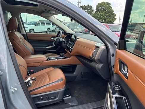 Used 2024 Nissan Pathfinder Platinum AWD/4WD image 11