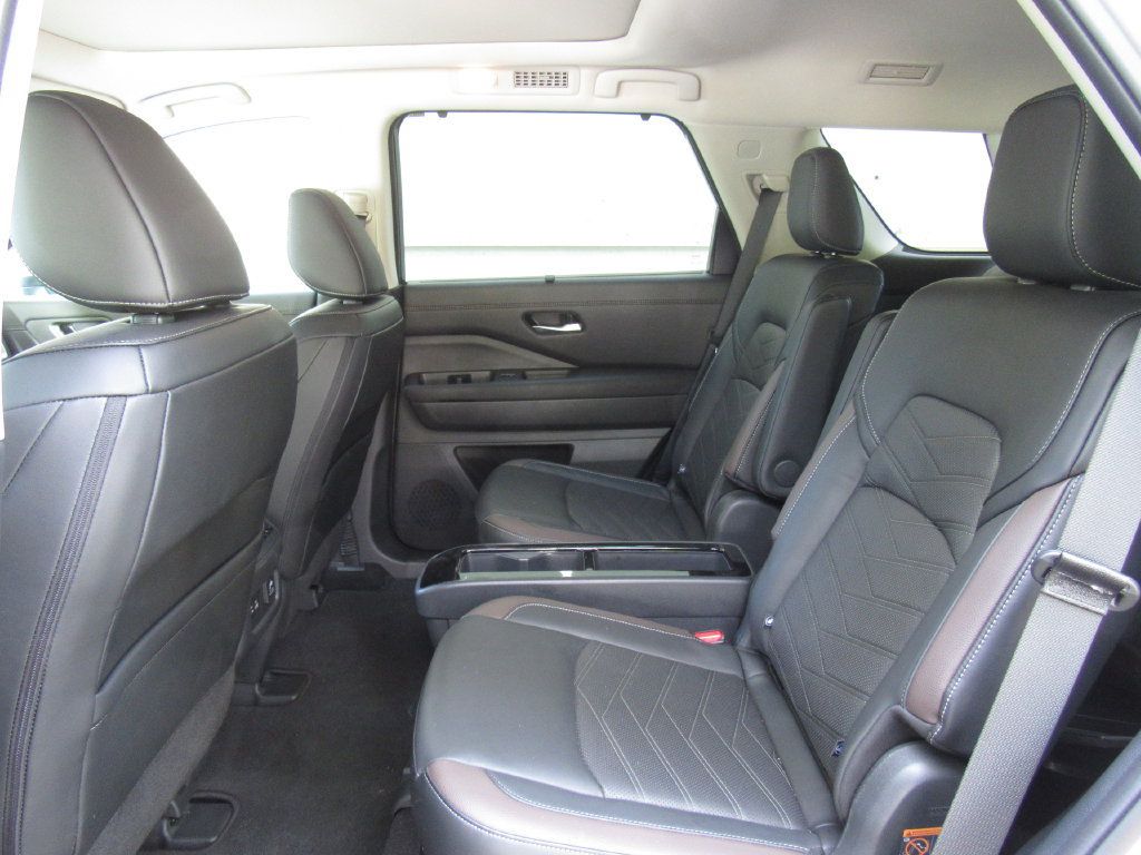 Used 2025 Nissan Pathfinder Platinum AWD/4WD image 15