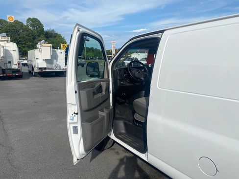 Used 2020 Chevrolet Express 2500 w/ Driver Convenience Package RWD image 7