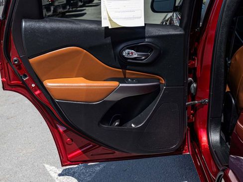 Used 2019 Jeep Cherokee Overland w/ Technology Group AWD/4WD image 14