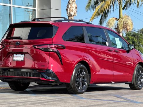 Certified 2025 Toyota Sienna XSE image 5