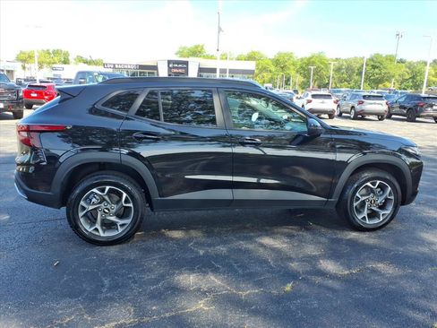 Used 2025 Chevrolet Trax LT FWD image 8