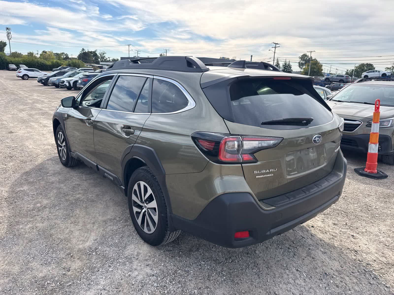 Certified 2025 Subaru Outback Premium w/ Popular Package #1A AWD/4WD image 2
