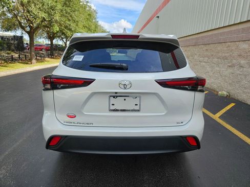 Certified 2024 Toyota Highlander XLE FWD image 4