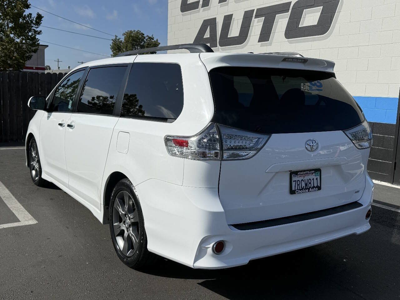 Used 2015 Toyota Sienna SE FWD image 4
