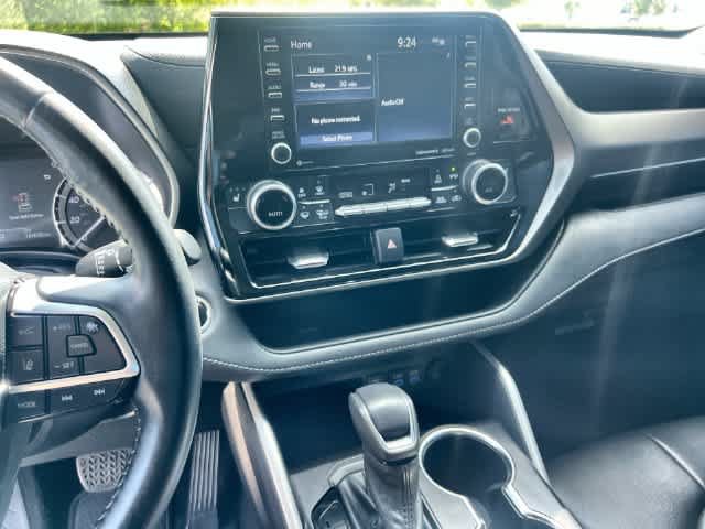 Used 2022 Toyota Highlander XLE AWD/4WD image 3