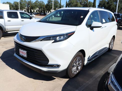 Used 2024 Toyota Sienna XLE image 5