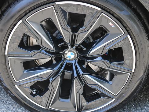 Certified 2025 BMW 740i w/ Premium Package RWD image 11