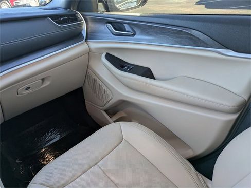 Used 2025 Jeep Grand Cherokee L Limited w/ Luxury Tech Group II image 19