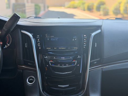 Used 2019 Cadillac Escalade Luxury AWD/4WD image 19