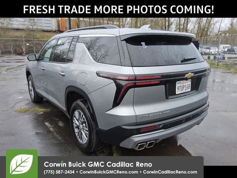 Used 2025 Chevrolet Traverse LT image 4