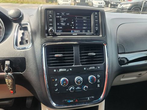Used 2017 Dodge Grand Caravan SXT FWD image 18