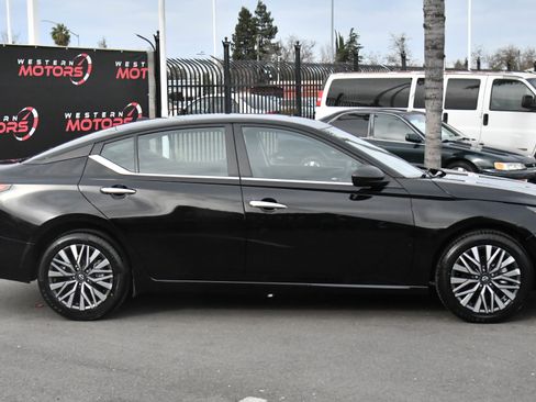 Used 2024 Nissan Altima 2.5 SV image 9