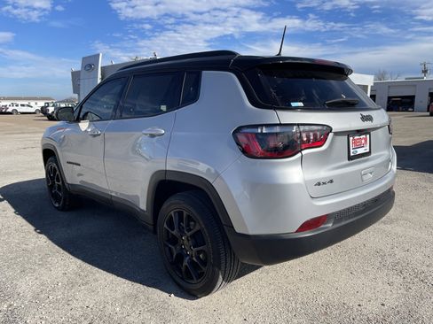 Used 2024 Jeep Compass Latitude w/ Altitude Special Edition image 6