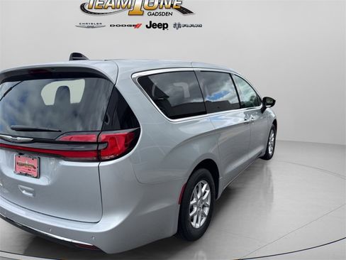 New 2026 Chrysler Pacifica Select image 8