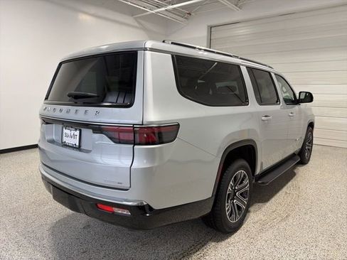 Used 2024 Jeep Wagoneer L Series II w/ Flexible Seating Group image 4