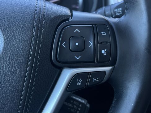 Used 2019 Toyota Highlander XLE image 26