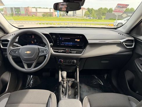 Used 2025 Chevrolet TrailBlazer LT FWD image 32