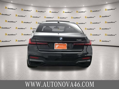 Used 2022 BMW 740i w/ M Sport Package RWD image 7