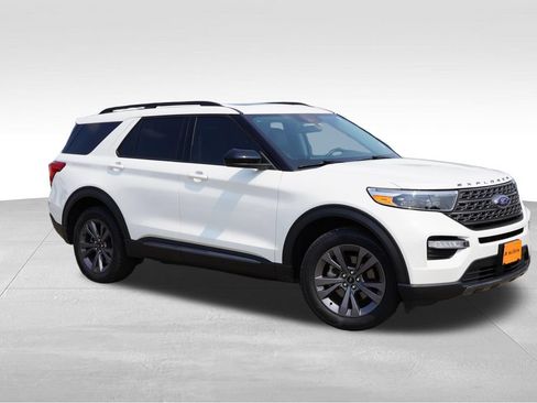 Certified 2024 Ford Explorer XLT w/ Equipment Group 202A AWD/4WD image 2