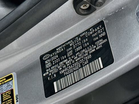 Used 2025 Hyundai Venue SEL FWD image 12