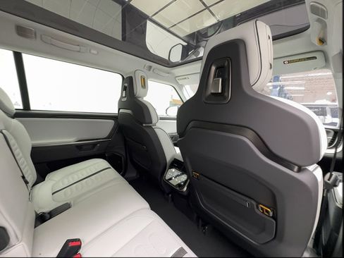 Used 2025 Rivian R1S Adventure AWD/4WD image 28