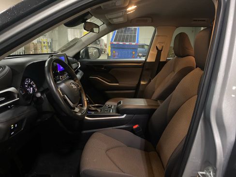 Used 2024 Toyota Highlander LE image 9